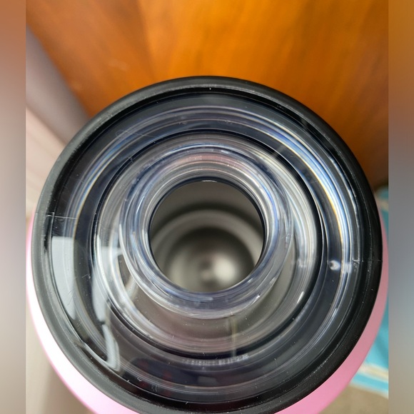 Yeti 64oz stainless steel water bottle rambler power pink with chug and sip caps - Picture 4 of 9